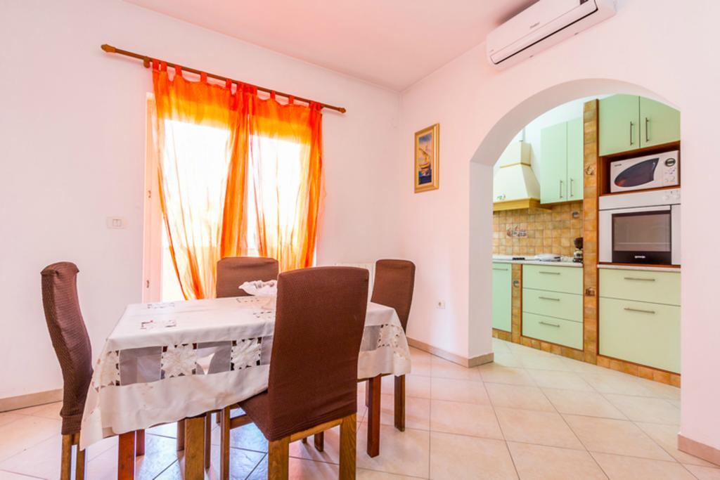 Apartment Mirjana Pula Habitación foto